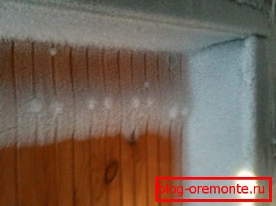Фрост на внатрешноста на вратата кондензат на влезната врата