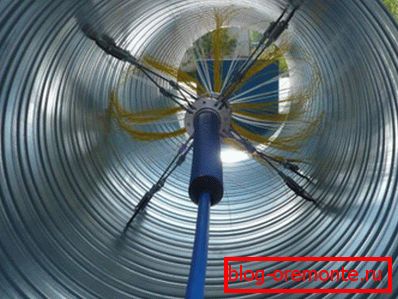 Процесот на удирање на блокада нафта со пластична четка