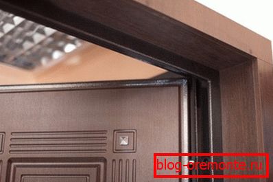 Изгледа дека влезната врата е запечатена