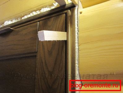 Поправање на вратата со клинови