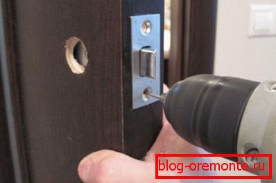 Како да вметнете заклучување во внатрешната врата: процесот