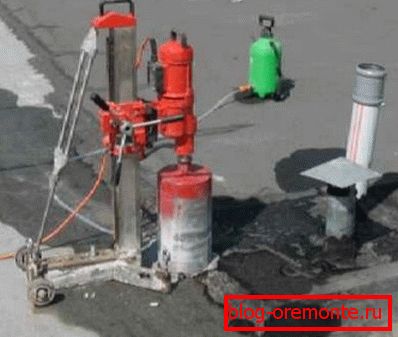 Дијамантското дупчење на дупките во бетонот е единствениот начин да се пробие низ таков траен слој. Дијамантското дупчење на дупките во бетонот е единствениот начин да се пробие низ таков траен слој.