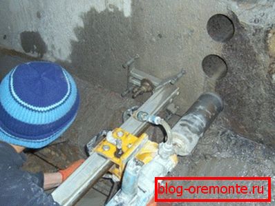 Дијамантско дупчење на дупки во бетон со специјални алати Дијамантско дупчење на дупки во бетон со специјални алати
