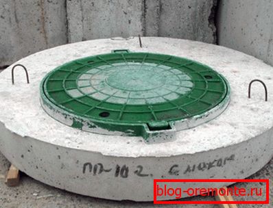 Бетонски капак со пластична врата. Бетонски капак со пластична врата.