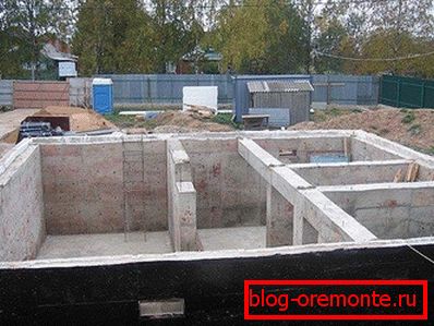 Бетонска основа со фрлен венец под куќата на пена блок Бетонска основа со фрлен венец под куќата на пена блок