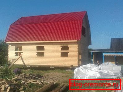 Земјата куќа од сув бар во завршна фаза на изградба Земјата куќа од сув бар во завршна фаза на изградба