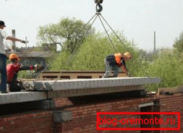 Дури и ако изградите куќа од камен, дрвото е корисно за изградбата на покривот Дури и ако изградите куќа од камен, дрвото е корисно за изградбата на покривот