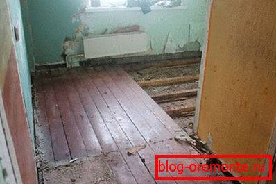 Демонтирање на стариот дрвен под