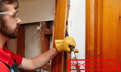 Демонтажа на старата врата Демонтажа на старата врата