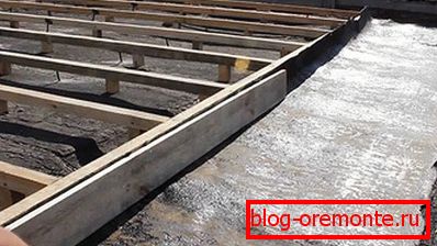 Дрвена гајба за чеша на бетонска основа