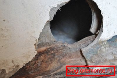 Продолжениот контакт со вода не е од корист за материјалот. На фотографијата - поделбата помеѓу бањата и кујната. Продолжениот контакт со вода не е од корист за материјалот. На фотографијата - поделбата помеѓу бањата и кујната.