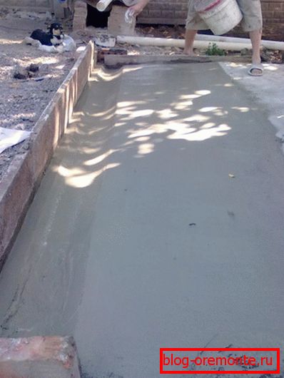 За да се зголеми водоотпорноста, бетонот може да се пегла со сув цемент. За да се зголеми водоотпорноста, бетонот може да се пегла со сув цемент.