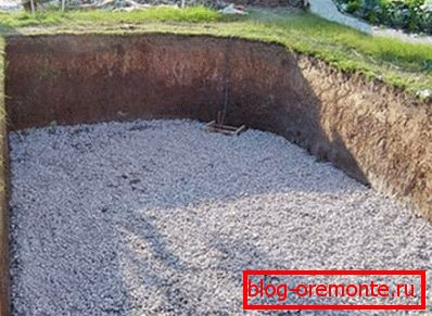 Дренажата служи како вид на тампон помеѓу почвата и базенот, што го спречува оштетувањето при замрзнување. Дренажата служи како вид на тампон помеѓу почвата и базенот, што го спречува оштетувањето при замрзнување.