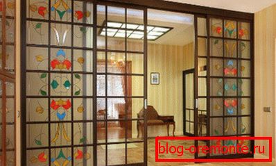 Декупација на стаклени врати Декупација на стаклени врати