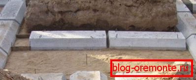 Fото блок основа во процесот на поставување на првиот појас Fото блок основа во процесот на поставување на првиот појас