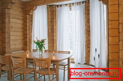 Слики од прекрасната внатрешност на куќата на лепено дрво без внатрешна декорација. Слики од прекрасната внатрешност на куќата на лепено дрво без внатрешна декорација.