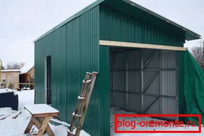 Гаража со посно на покривот