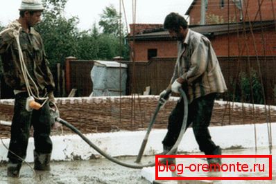 Користење на потопувачки вибратор при поставување на бетон Користење на потопувачки вибратор при поставување на бетон