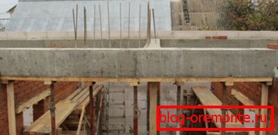 Рачно изработена вкрстена лента служи како зрак Рачно изработена вкрстена лента служи како зрак
