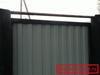 Пречката ќе ја држи поддршката во саканата положба како да се направи порта од професионален лист
