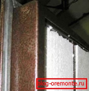 Прицврстете ја заптивката помеѓу затегнувачите Прицврстете ја заптивката помеѓу затегнувачите