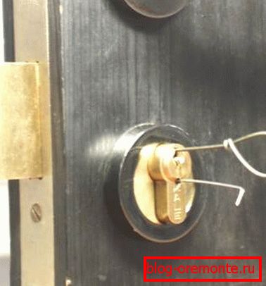 Вклучете го отворот за капење каде треба да се отвори предната врата