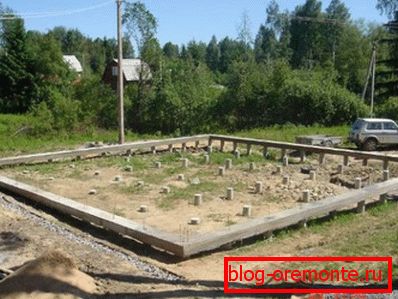 Аматерска слика на готовиот решетки во облик на лента на основа на бетонските купови