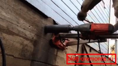 Господарот вежба дупка во бетонот Господарот вежба дупка во бетонот