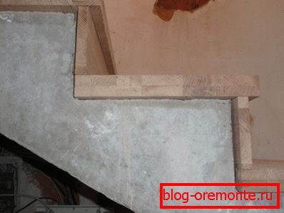 Инсталација на дрво на бетонски скали Инсталација на дрво на бетонски скали