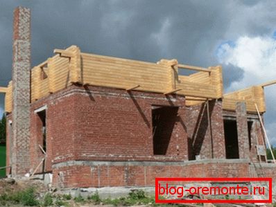 На сликата - комбинирана куќа во изградба. На сликата - комбинирана куќа во изградба.