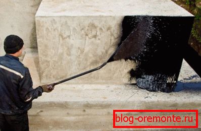 На фотографијата - нанесување слој од битуменска мастика На фотографијата - нанесување слој од битуменска мастика