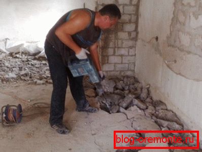 На фотографијата - само-отстранување на подот од бетон На фотографијата - само-отстранување на подот од бетон