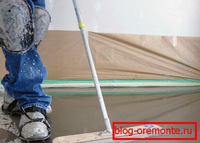 На фотографијата, лицето не го мие подот, туку е ангажирано во неговото мазнење. На фотографијата, лицето не го мие подот, туку е ангажирано во неговото мазнење.