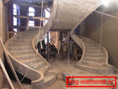 На фотографијата - нестандардни скали во приватна куќа