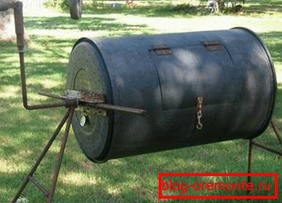 На фотографијата готов уред со рачен уред На фотографијата готов уред со рачен уред