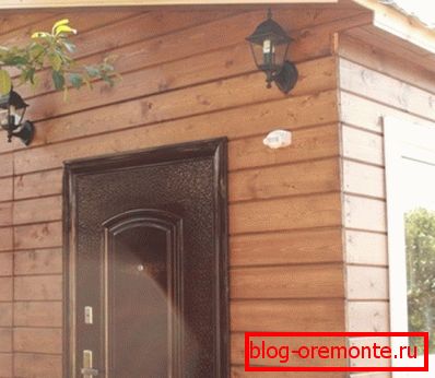 На фотографијата е прикажана куќа со надворешна имитација на дрво.