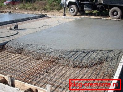 Сликата покажува како да се прелива бетонскиот под зима Сликата покажува како да се прелива бетонскиот под зима
