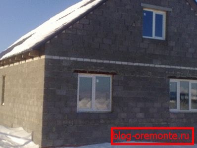 На фотографијата е прикажана станбена структура на глинеј бетон. На фотографијата е прикажана станбена структура на глинеј бетон.