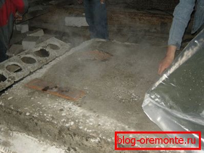 Сликата покажува пареа при затоплување и сушење на бетон Сликата покажува пареа при затоплување и сушење на бетон