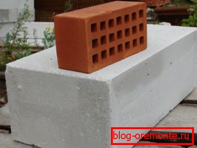 Сликата ја покажува разликата помеѓу обичните тули и газобетон блок. Сликата ја покажува разликата помеѓу обичните тули и газобетон блок.