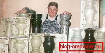 Новина претприемач опкружен со калапи и готови производи