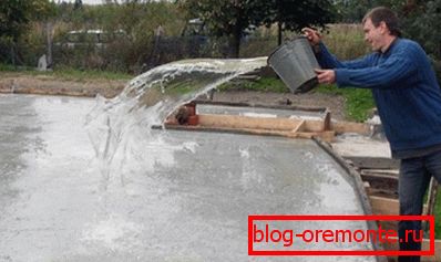 Добар пример за тоа зошто фрлаат вода над бетон - ова е начинот на кој го давате вистинското време за зацврстување Добар пример за тоа зошто фрлаат вода над бетон - ова е начинот на кој го давате вистинското време за зацврстување