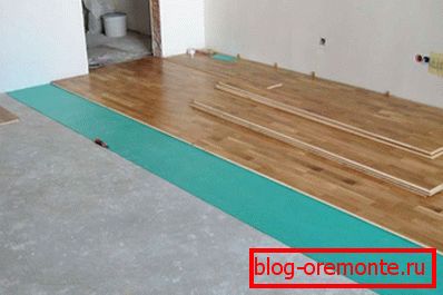 Во тек е инсталација на ламинат.