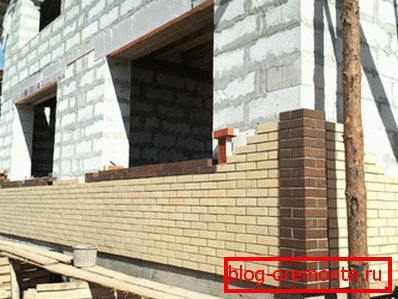 Соочувајќи се со куќата на газобетон тула - најсигурен начин за заштита на блоковите. Соочувајќи се со куќата на газобетон тула - најсигурен начин за заштита на блоковите.