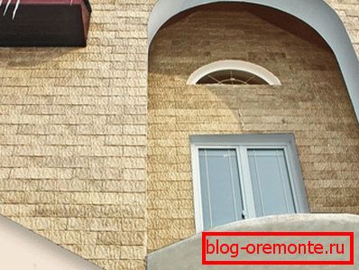 Фасадата на објектот обложена со бетонски обвивка Фасадата на објектот обложена со бетонски обвивка