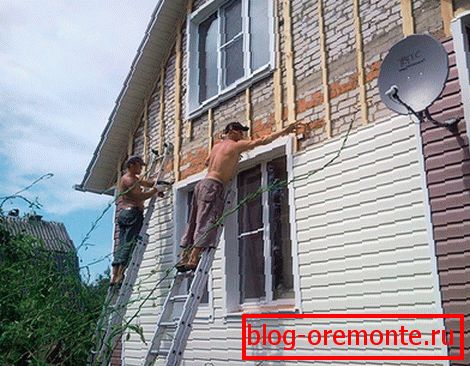 Покривање на фронтон на зграда од тули со винил обвивка