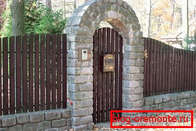 Оригинална ограда: заоблената камена порта Оригинална ограда: заоблената камена порта