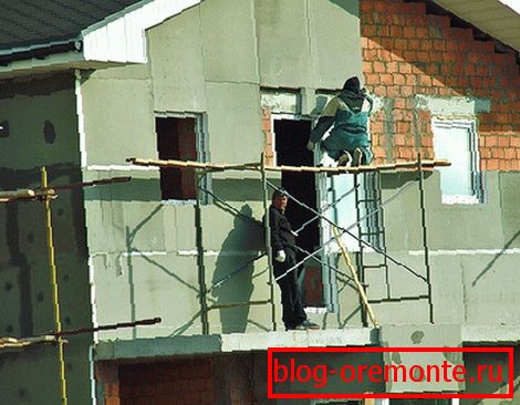 Посебно внимание треба да се посвети на аглите на зградата.