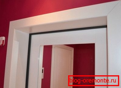 Наклон на врата направен од пластика. инсталација на падини за влезни врати
