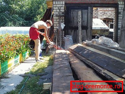 Подготвувајќи се за поправка на покривот